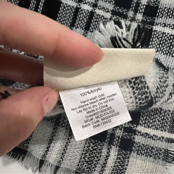 ModCloth Black White Loch and Key Glenn Plaid Blanket Scarf 55x56 - Picture 5 of 7